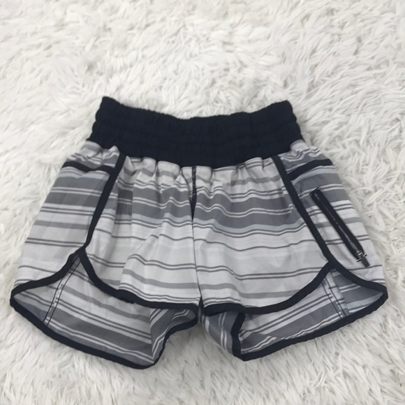 Lululemon Tracker Short II Mini Groovy Stripe Dune Horizontal / Black - Picture 1 of 5